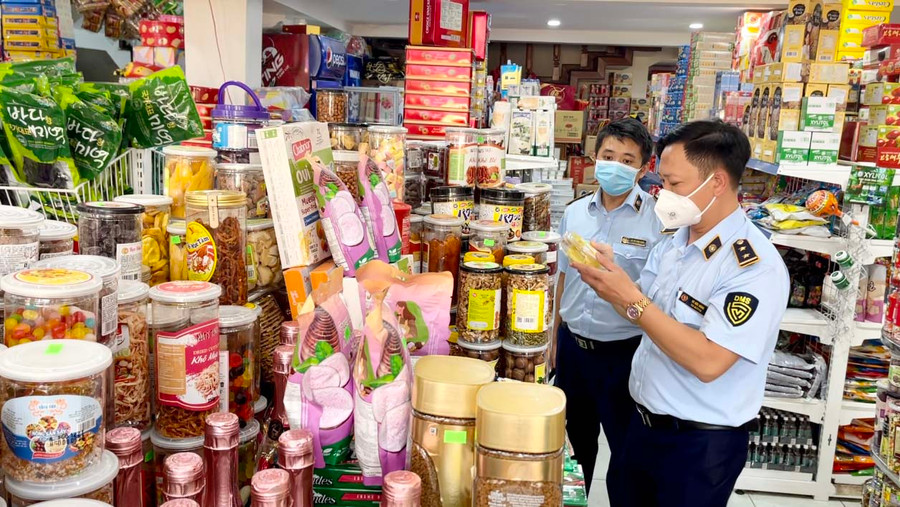 Lực lượng chức năng tăng cường kiểm tra, chống buôn lậu, gian lận thương mại và hàng giả. Ảnh: Vũ Thảo