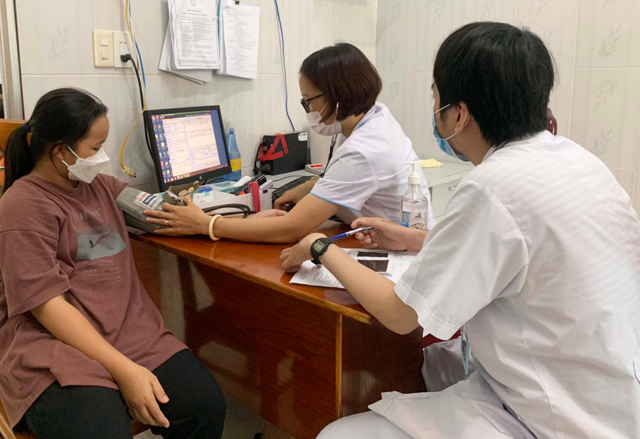 Y-bác sĩ Khoa Khám bệnh liên chuyên khoa (Trung tâm Y tế Phú Thiện) kiểm tra sức khỏe ban đầu cho bệnh nhân. Ảnh: Nguyên Hương