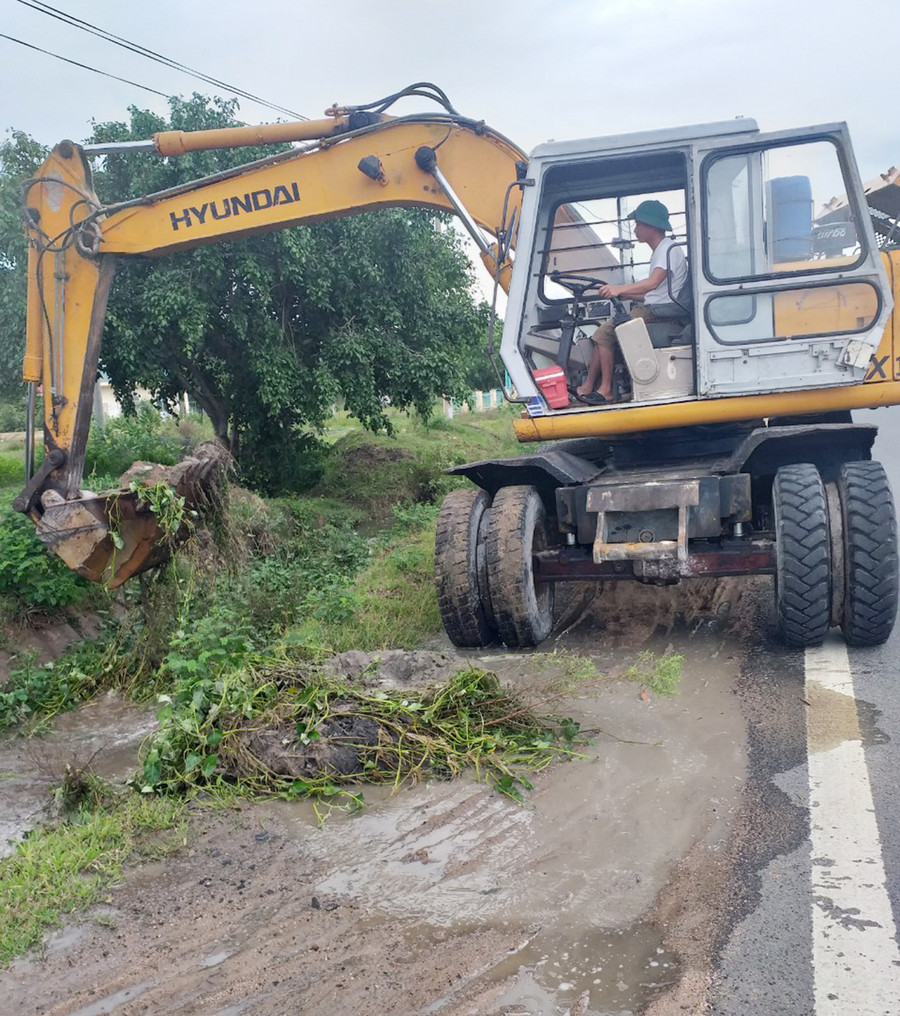 Người dân huyện Phú Thiện khơi thông dòng chảy tránh ngập úng. Ảnh: Nguyễn Diệp Người dân huyện Phú Thiện khơi thông dòng chảy tránh ngập úng. Ảnh: Nguyễn Diệp