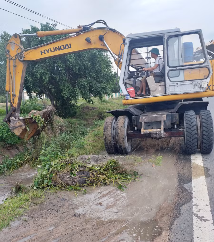  Người dân huyện Phú Thiện khơi thông dòng chảy tránh ngập úng. Ảnh: Nguyễn Diệp