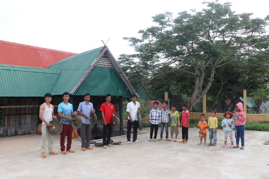 Thành viên đội cồng chiêng thanh niên làng. (xã Yang Bắc, huyện Đak Pơ) thường xuyên luyện tập để trình diễn ngày càng hay hơn. Ảnh: Ngọc Minh
