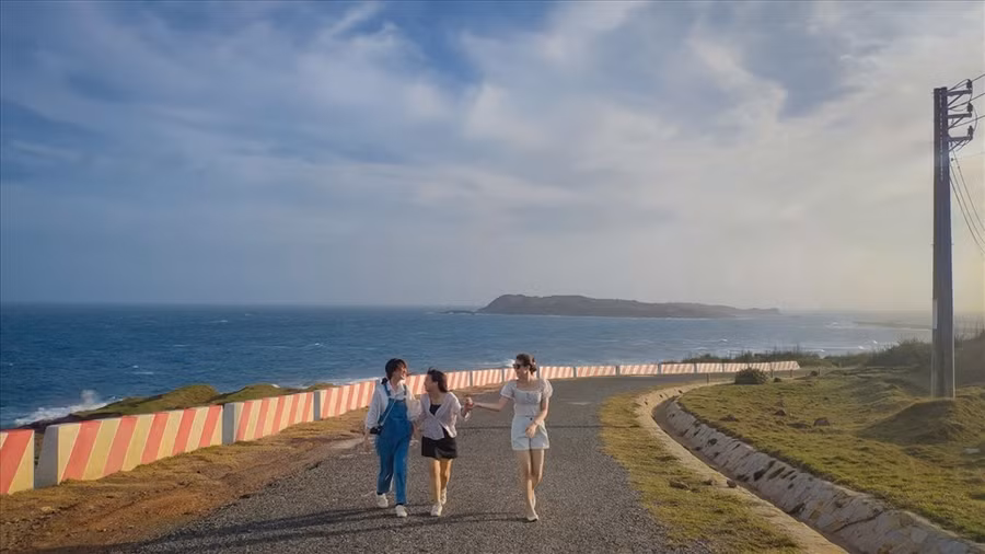 Dốc phượt Phú Quý là nơi “sơn thuỷ hữu tình” bởi một bên là núi, một bên là biển cùng rừng phi lao xanh mát suốt ngày đêm rì rào với nắng gió… Ảnh: Nguyễn Duy Phúc