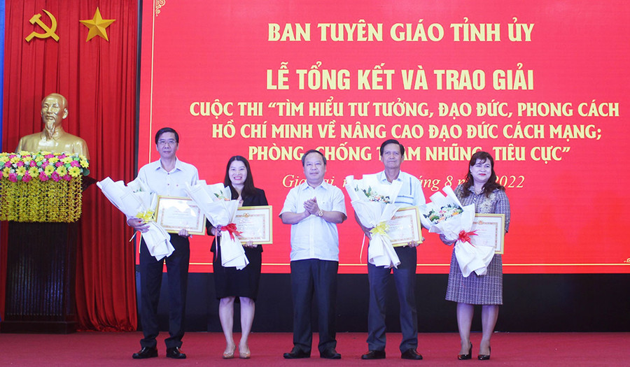 Đồng chí Châu Ngọc Tuấn-Phó Bí thư Thường trực Tỉnh ủy, Trưởng đoàn đại biểu Quốc hội tỉnh trao giải cho các tập thể. Ảnh: Phan Lài Đồng chí Châu Ngọc Tuấn-Phó Bí thư Thường trực Tỉnh ủy, Trưởng đoàn đại biểu Quốc hội tỉnh trao giải cho các tập thể. Ảnh: Phan Lài