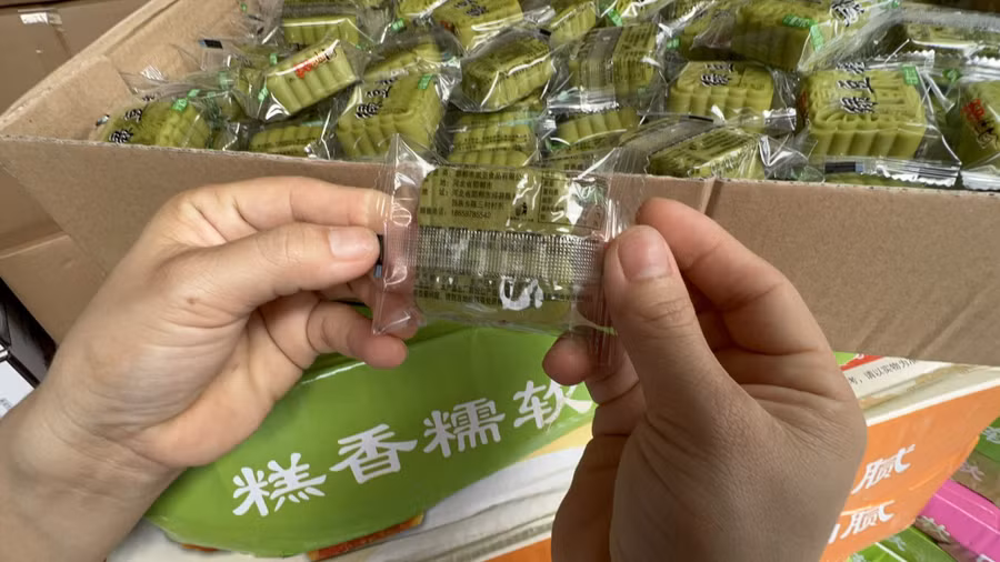 Những chiếc bánh giá rẻ không có nguồn gốc xuất xứ.