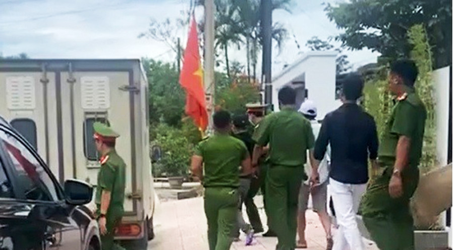 Công an tỉnh Quảng Trị có mặt tại nhà riêng vợ chồng Trương Quang Liêm và Nguyễn Thị Quỳnh Nhi. Ảnh: Hưng Thơ/LĐO Công an tỉnh Quảng Trị có mặt tại nhà riêng của đôi vợ chồng trẻ Trương Quang Liêm và Nguyễn Thị Quỳnh Nhi. Ảnh: Hưng Thơ/LĐO