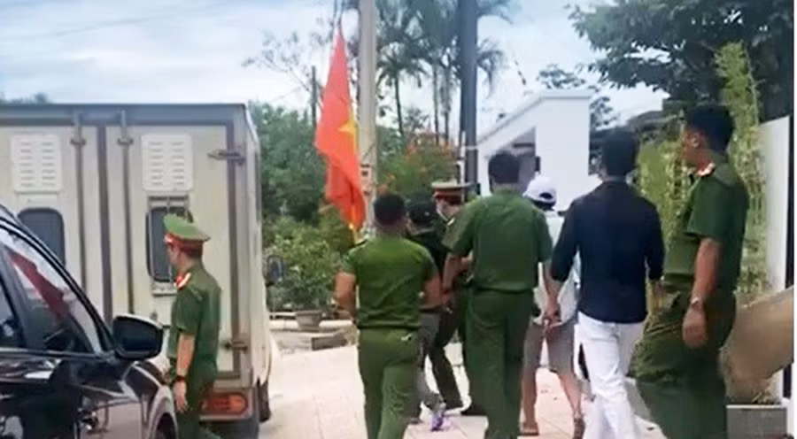  Công an tỉnh Quảng Trị có mặt tại nhà riêng của đôi vợ chồng trẻ Trương Quang Liêm và Nguyễn Thị Quỳnh Nhi. Ảnh: Hưng Thơ/LĐO 