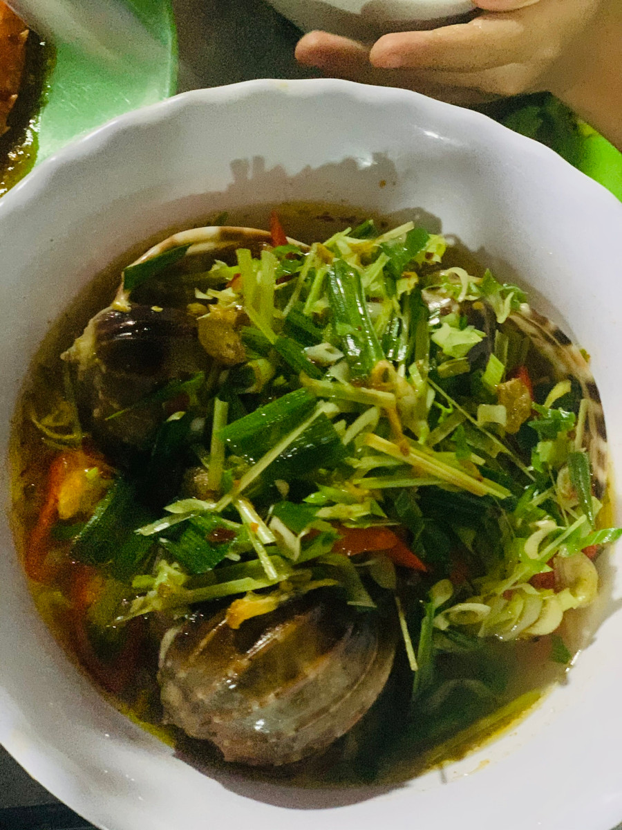 Giá của con ốc nếp hấp to bự và tươi ngon này là 50.000đồng/ con tại Ốc Cô Xí - Quy Nhơn.