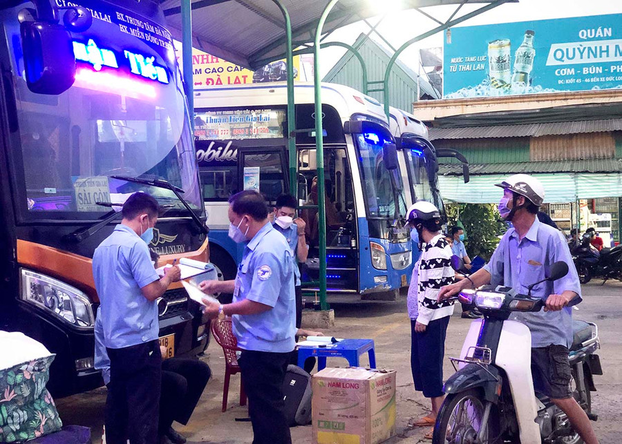  Nhà xe làm thủ tục đón khách tại Bến xe Đức Long Gia Lai. Ảnh: Hải Lê