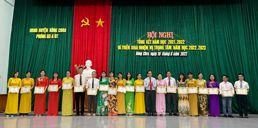  Năm học 2021-2022 nhiều tập thể, cá nhận trên địa bàn huyện Kông Chro đạt danh hiệu Chiến sĩ thi đua và Lao động tiên tiến . Ảnh: Phương Liên