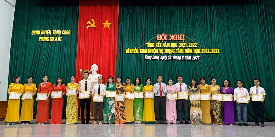  Năm học 2021-2022 nhiều tập thể, cá nhận trên địa bàn huyện Kông Chro đạt danh hiệu Chiến sĩ thi đua và Lao động tiên tiến . Ảnh: Phương Liên