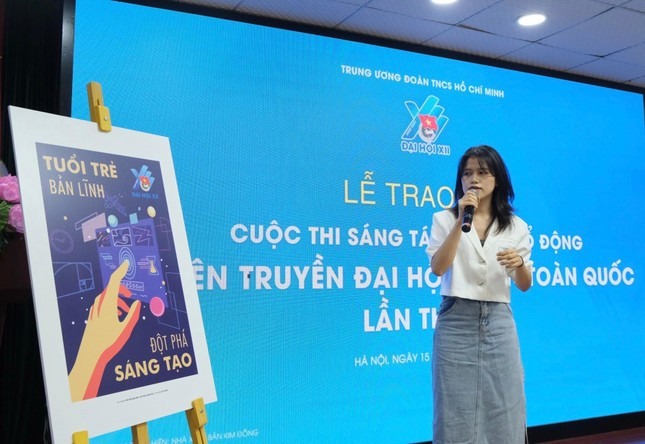 Các tác giả giới thiệu về tác phẩm đạt giải tại buổi lễ. Ảnh: Lưu Trinh/Báo Tiền Phong Các tác giả giới thiệu về tác phẩm đạt giải tại buổi lễ. Ảnh: Lưu Trinh/Báo Tiền Phong