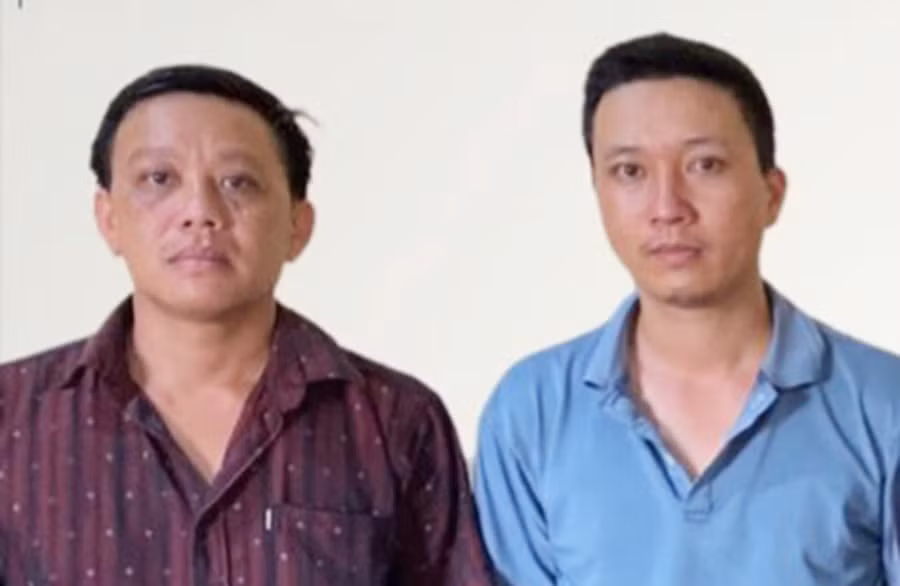 Đối tượng Khôi (bìa trái) và Nguyên tại cơ quan điều tra Công an Đak Đoa. Ảnh: Lê Anh