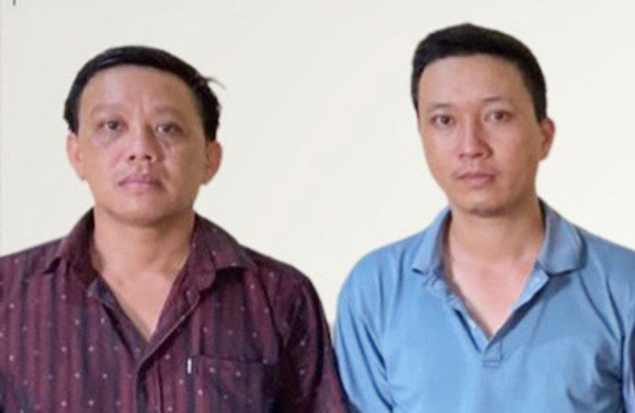 Đối tượng Khôi (bìa trái) và Nguyên tại cơ quan điều tra Công an huyện Đak Đoa. Ảnh Cơ quan Công an cung cấp Đối tượng Khôi (bìa trái) và Nguyên tại cơ quan điều tra Công an Đak Đoa. Ảnh: Lê Anh