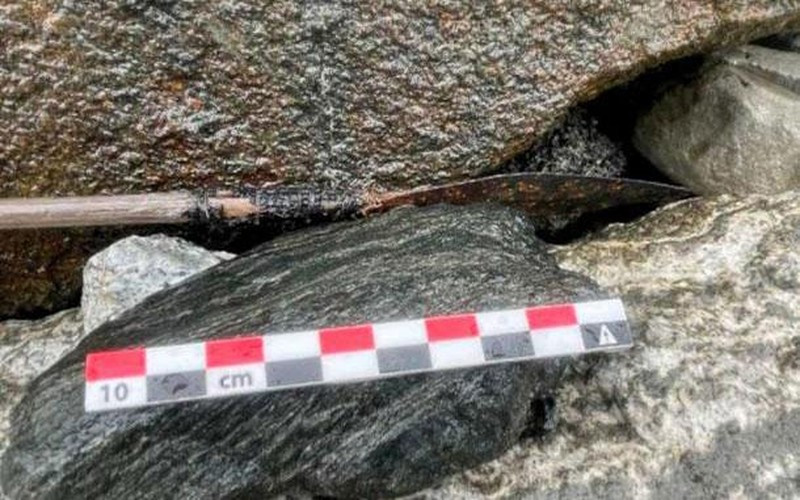 Mũi tên được phát hiện ở khe những tảng đá sau khi lớp băng trên bề mặt tan. (Ảnh: Ancient Origins)