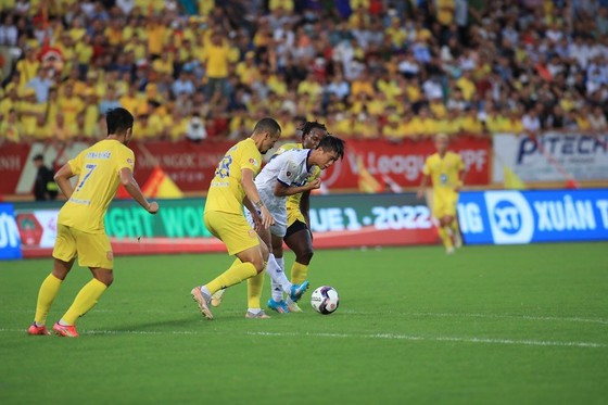 Văn Đức trong vòng vây của các cầu thủ Nam Định. ẢNH: MINH HOÀNG Văn Đức trong vòng vây của các cầu thủ Nam Định. ẢNH: MINH HOÀNG