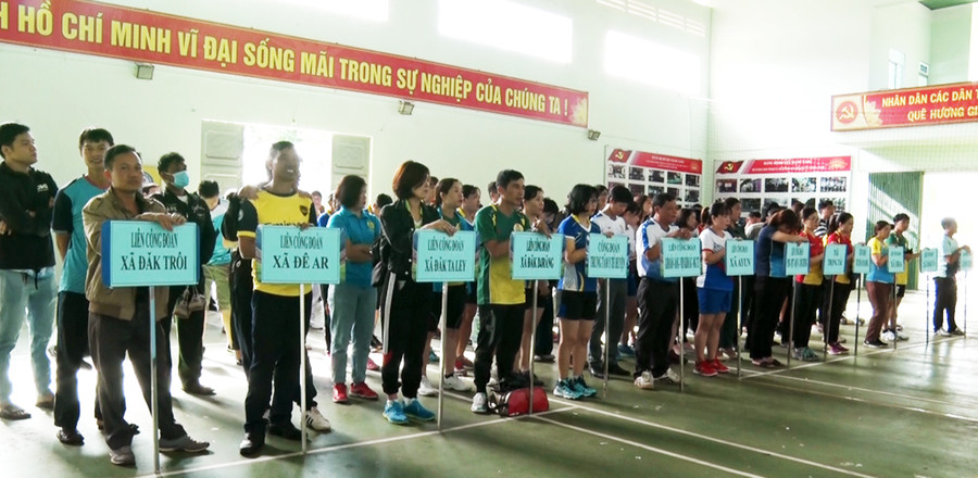  Ban tổ chức tặng cờ lưu niệm cho các đơn vị tham gia tại Hội thao. Ảnh: Ngọc Hoàn