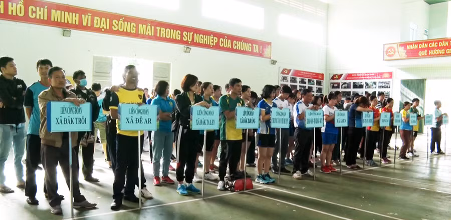  Ban tổ chức tặng cờ lưu niệm cho các đơn vị tham gia tại Hội thao. Ảnh: Ngọc Hoàn