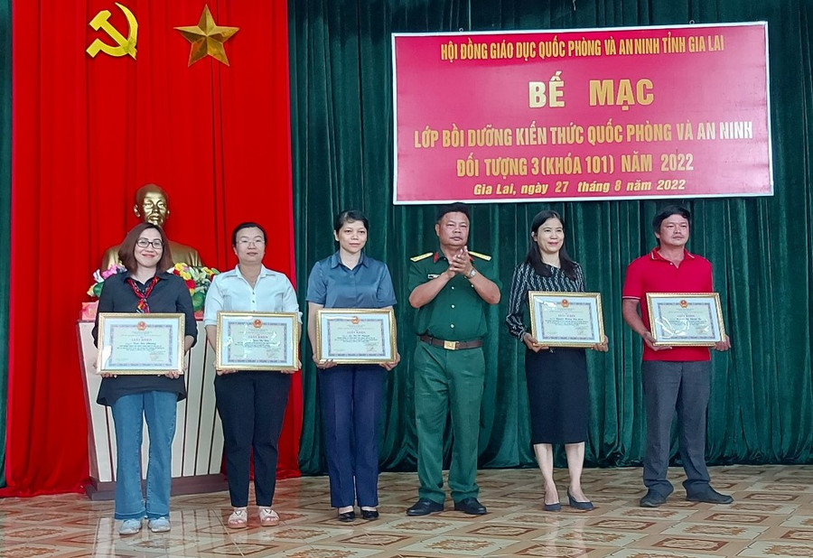 5 học viên xuất sắc được nhận giấy khen của Chỉ huy trưởng Bộ Chỉ huy quân sự tỉnh. Ảnh: TRẦN ĐỨC