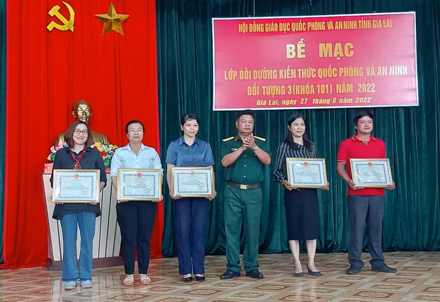 5 học viên xuất sắc được nhận giấy khen của Chỉ huy trưởng Bộ Chỉ huy quân sự tỉnh. Ảnh: TRẦN ĐỨC