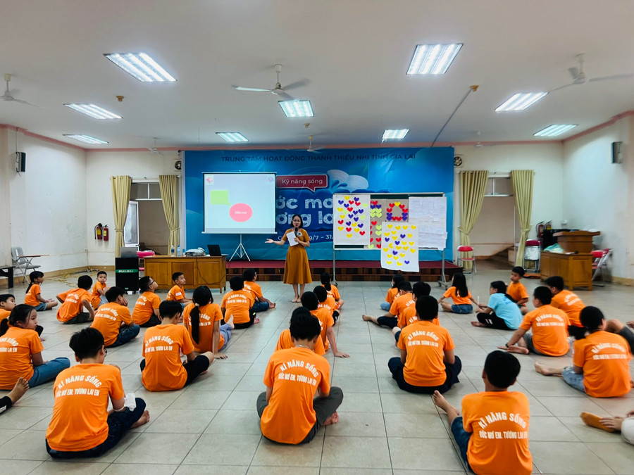 Các học viên lắng nghe Thạc sĩ Phan Thị Cẩm Giang-phụ trách ngành Tâm lý học (Đại học Quốc tế Sài Gòn) chia sẻ về chuyên đề “Bố mẹ! Hãy lắng nghe con”. Ảnh: Phan Lài