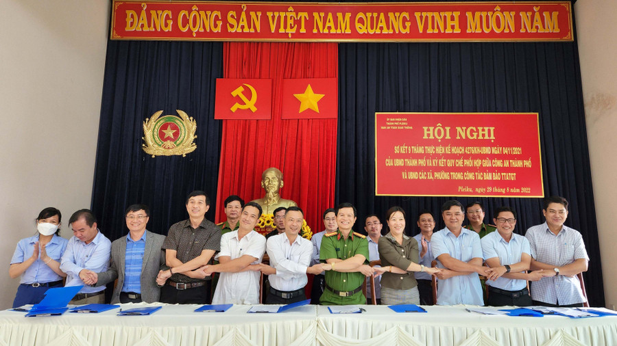 Công an TP. Pleiku cùng với các xã, phường ký cam kết quy chế phối hợp đảm bảo trật tự ATGT trên địa bàn. Ảnh: Bá Bính
