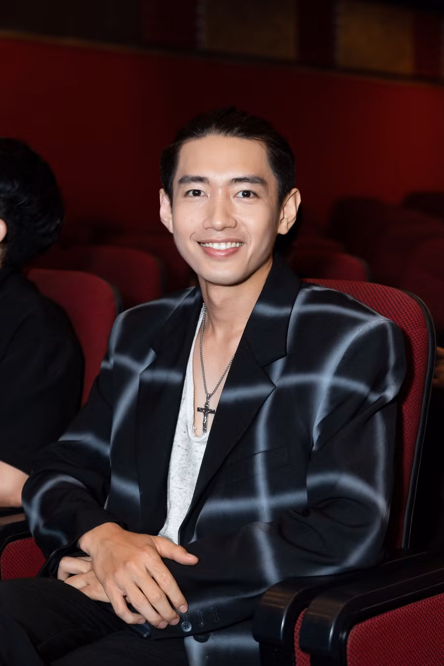 Vũ công Quang Đăng rạng rỡ đến chúc mừng Double U chính thức ra mắt Vũ công Quang Đăng rạng rỡ đến chúc mừng Double U chính thức ra mắt