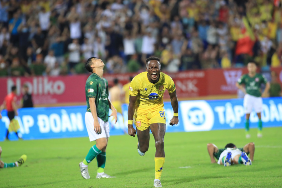 Nam Định có chiến thắng nghẹt thở trước CLB TP.HCM để vượt qua chính đối thủ này trên bảng xếp hạng. Ảnh: Minh Tú 