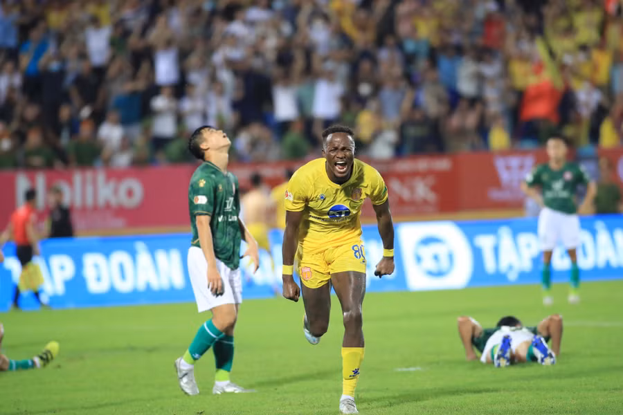 Nam Định có chiến thắng nghẹt thở trước CLB TP.HCM để vượt qua chính đối thủ này trên bảng xếp hạng. Ảnh: Minh Tú 