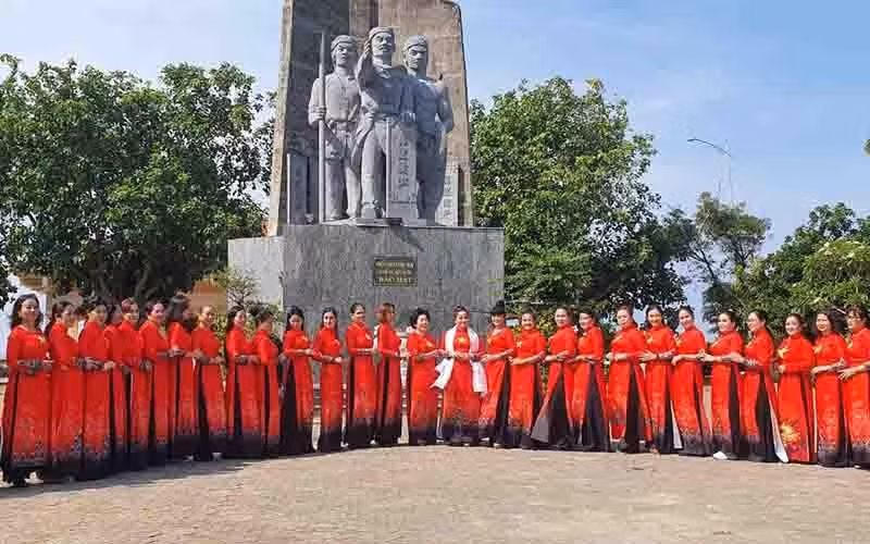 Du khách chụp ảnh lưu niệm tại Tượng đài đội Hoàng Sa kiêm quản Bắc Hải, huyện Lý Sơn (Quảng Ngãi).