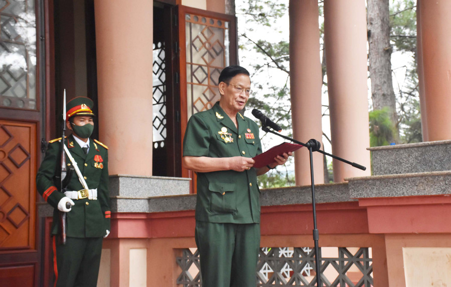 Tiến sĩ Khoa học Nguyễn Xuân Nhâm-nguyên Cán bộ Trung đoàn 95, Phó ban Thường trực Ban liên lạc Trung đoàn 95 đoàn Mang Yang phát biểu tại buổi lễ. Ảnh: Hà Phương
