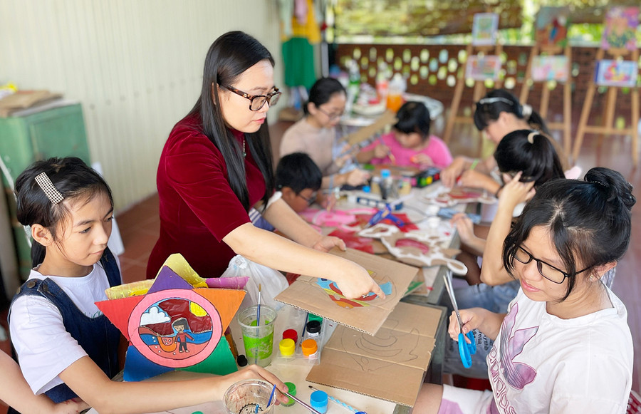  Cô và trò Cơ sở giáo dục trẻ khuyết tật Kim Yến Cao Nguyên rộn ràng chuẩn bị cho Tết Trung thu. Ảnh: Lam Nguyên