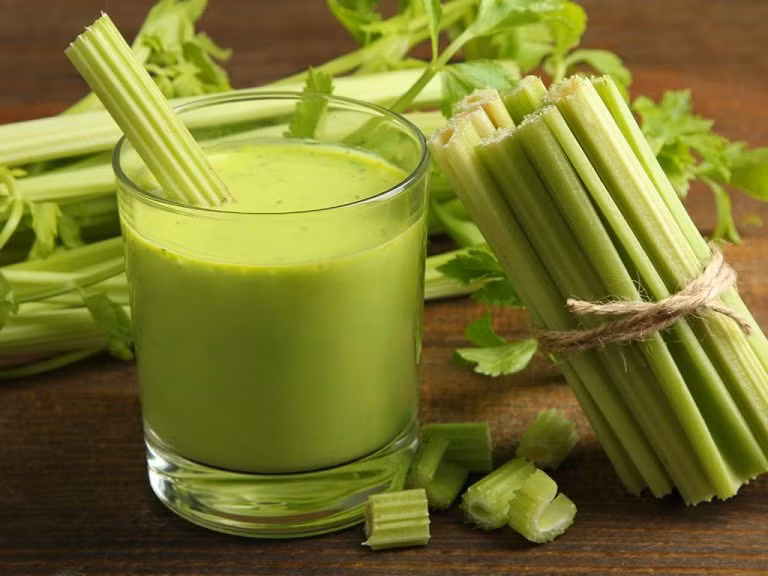Khi bạn trộn cuống cần tây và lọc để làm nước ép, nó cũng sẽ loại bỏ hầu hết chất xơ. Ảnh: Shutterstock