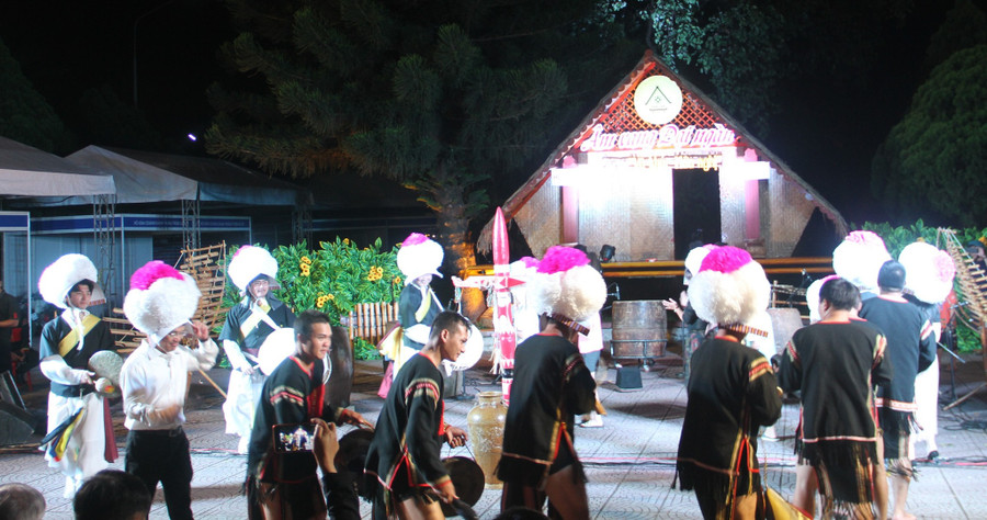 Nghệ nhân, nghệ sĩ Đắk Lắk và tỉnh Jeollabuk cùng tham gia biểu diễn chung, phục vụ khán giả