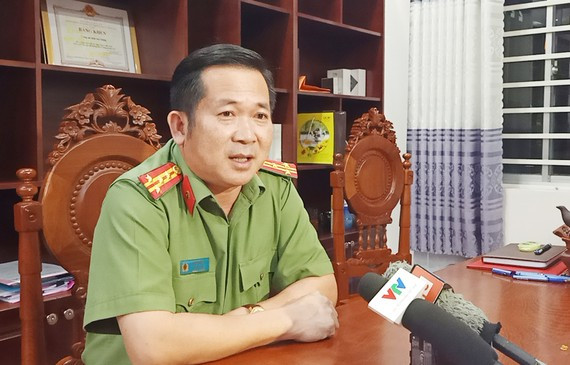 Đại tá Đinh Văn Nơi trả lời phỏng vấn báo chí tối 22-8. Ảnh: Quốc Bình Đại tá Đinh Văn Nơi trả lời phỏng vấn báo chí tối 22-8. Ảnh: QUỐC BÌNH