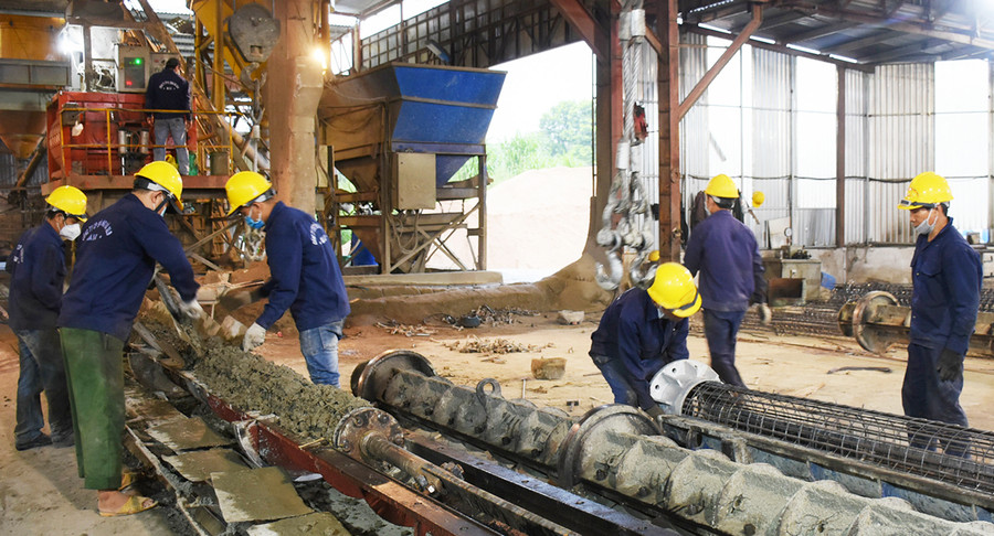 Công nhân Công ty cổ phần Bê tông và Xây lắp điện (Khu Công nghiệp Trà Đa, TP. Pleiku) tăng cường hoạt động sản xuất kinh doanh. Ảnh: Minh Nguyễn