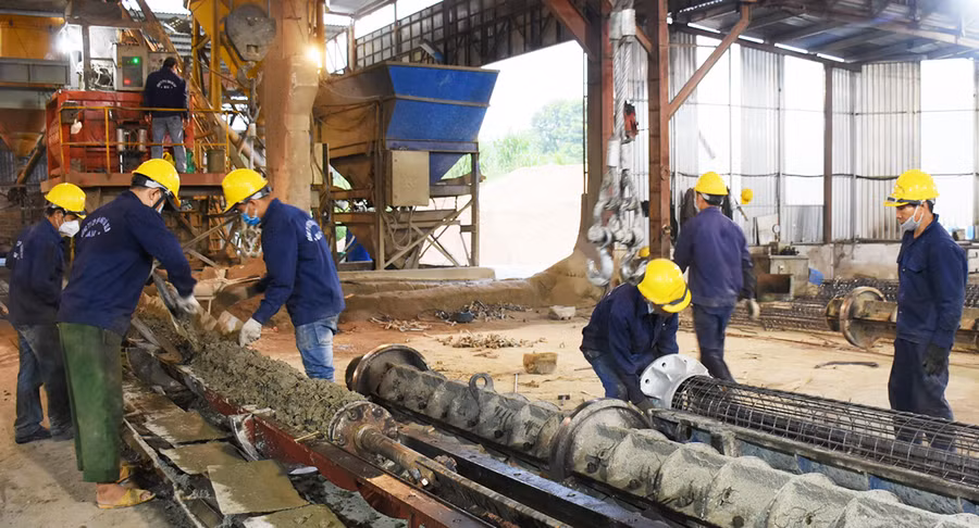 Công nhân Công ty cổ phần Bê tông và Xây lắp điện (Khu Công nghiệp Trà Đa, TP. Pleiku) tăng cường hoạt động sản xuất kinh doanh. Ảnh: Minh Nguyễn