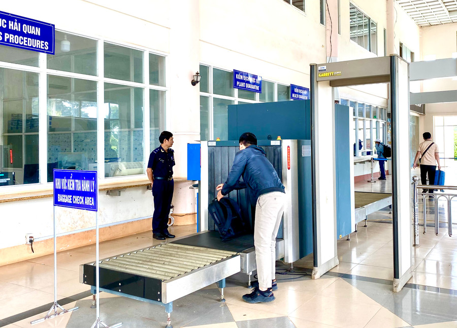 Người dân làm thủ tục xuất nhập cảnh tại Cửa khẩu Quốc tế Lệ Thanh. Ảnh: Hà Duy