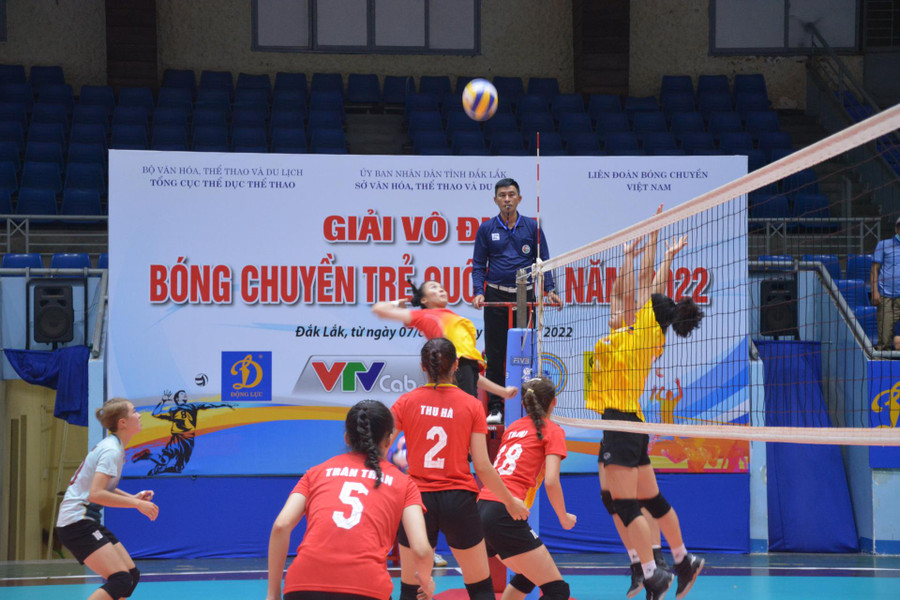 Một pha bóng của các cầu thủ áo đỏ chủ nhà Đắk Lắk gặp Thái Nguyên. Ảnh: Đăng Triều/Báo Đăk Lắk