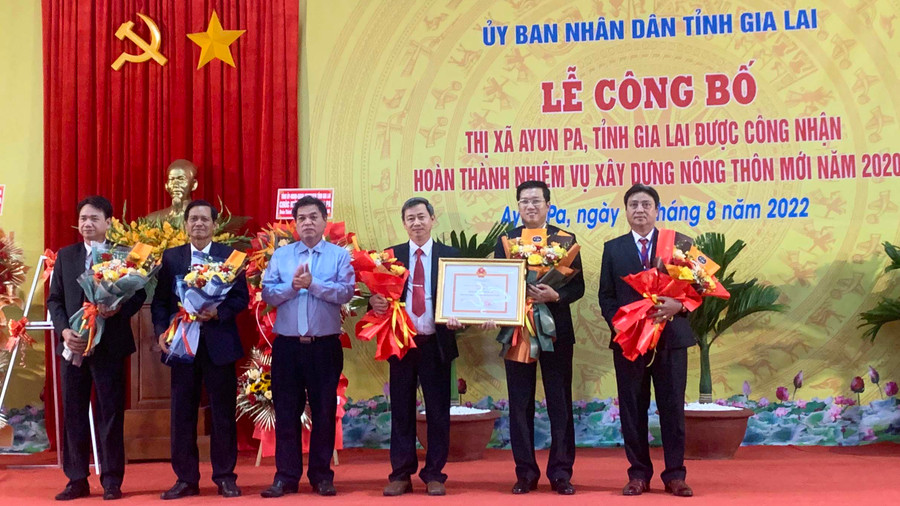 Lãnh đạo Thị ủy, UBND, Ủy ban MTTQ Việt Nam thị xã đón nhận quyết định công nhận thị xã Ayun Pa hoàn thành nhiệm vụ xây dựng nông thôn mới của Thủ tướng Chính phủ. Ảnh: Vũ Chi