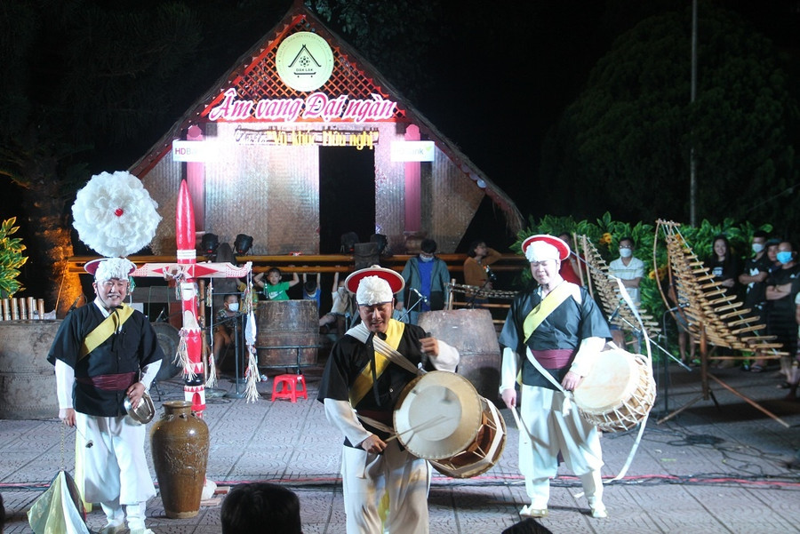 Các nghệ sĩ đến từ Hàn Quốc cũng mang tới những điệu múa, nhạc điệu truyền thống của dân tộc mình để giao lưu. Ảnh: Hoàng Bình