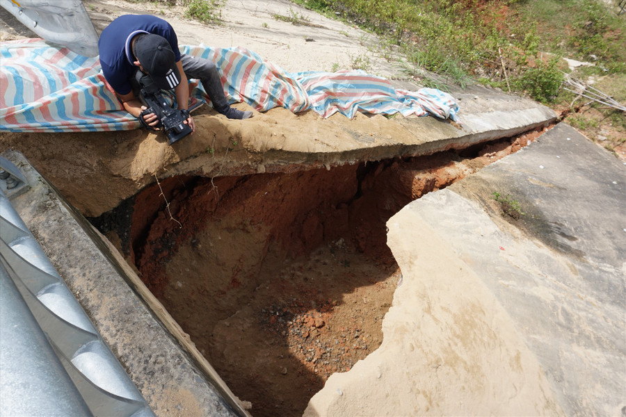 Vết sụt trượt để lộ đất đá, bêtông tại cầu Đăk Wet. Ảnh T.T/Báo Lao Động