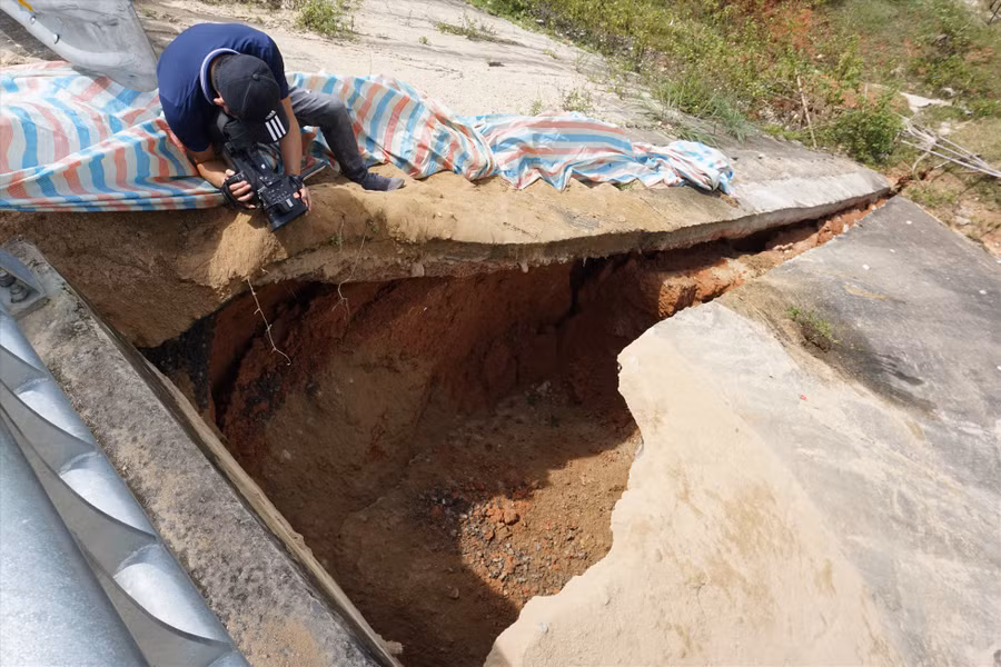 Vết sụt trượt để lộ đất đá, bêtông tại cầu Đăk Wet. Ảnh T.T/Báo Lao Động