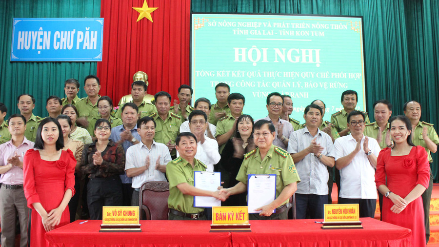 Lãnh đạo Chi cục Kiểm lâm 2 tỉnh Gia Lai-Kon Tum ký kết Quy chế phối hợp trong thời gian tới. Ảnh: Nguyễn Diệp