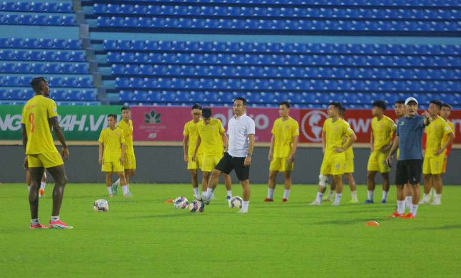 Buổi tập đầu tiên của tân HLV Vũ Hồng Việt ở CLB Nam Định. Ảnh: Minh Tú