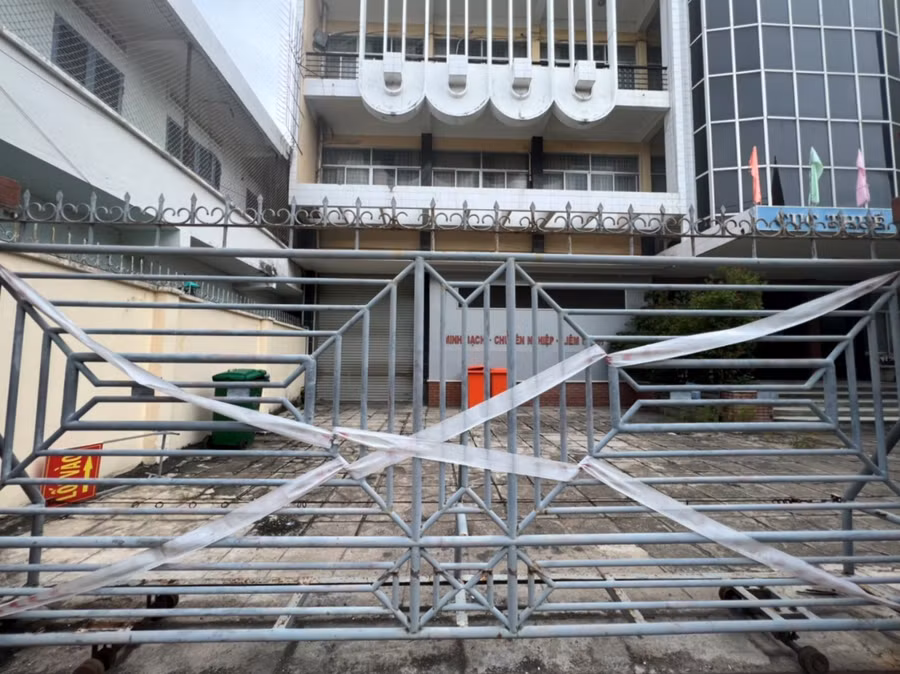 Cục Thuế tỉnh Bình Định dời đến làm việc tại trụ sở mới, trụ sở cũ ở đường Phan Bội Châu bị niêm phong, không còn được sử dụng. Ảnh: Hoàng Trọng