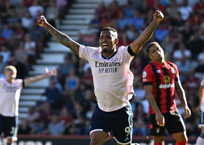 Gabriel Jesus vui mừng sau khi đội nhà liên tiếp ghi bàn