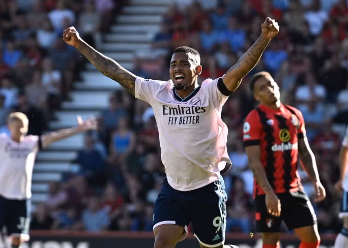 Gabriel Jesus vui mừng sau khi đội nhà liên tiếp ghi bàn