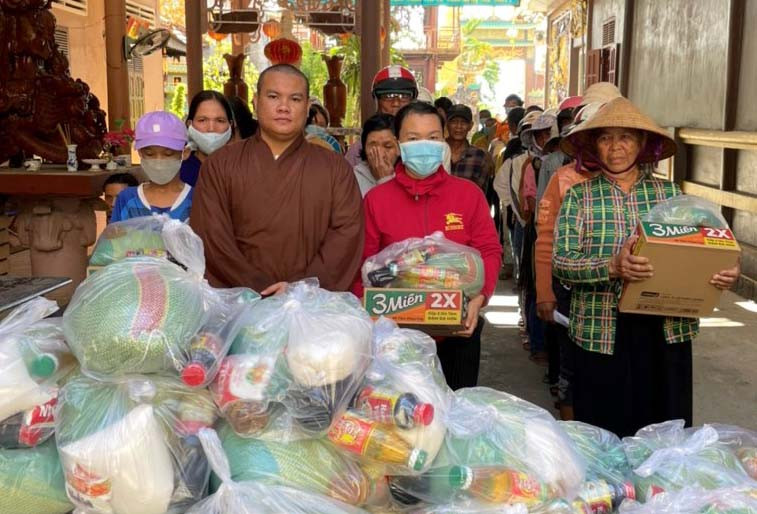 Chùa Bửu Tịnh tặng quà cho người nghèo. Ảnh: Ngọc Anh Chù Bửu Tịnh tặng quà cho người nghèo. Ảnh: Ngọc Anh