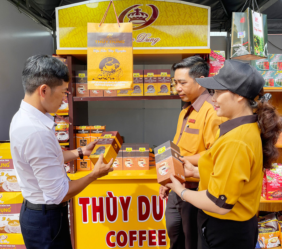 Các chủ thể đang từng bước xây dựng sản phẩm OCOP trở thành thương hiệu trong lòng người tiêu dùng. Ảnh: Vũ Thảo  Các chủ thể đang từng bước xây dựng sản phẩm OCOP trở thành thương hiệu trong lòng người tiêu dùng. Ảnh: Vũ Thảo