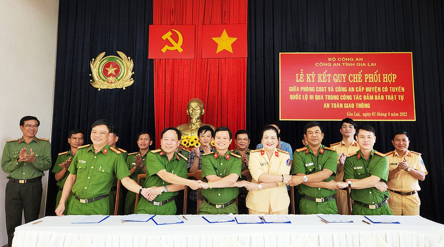 Ký kết quy chế phối hợp công tác đảm bảo trật tự ATGT giữa Phòng CSGT Công an tỉnh và công an cấp huyện. Ảnh: Bá Bính Ký kết quy chế phối hợp công tác đảm bảo trật tự ATGT giữa Phòng CSGT Công an tỉnh và công an cấp huyện. Ảnh: Bá Bính